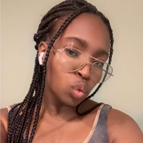 Meet your Posher, Eva - Picture 2 of 3